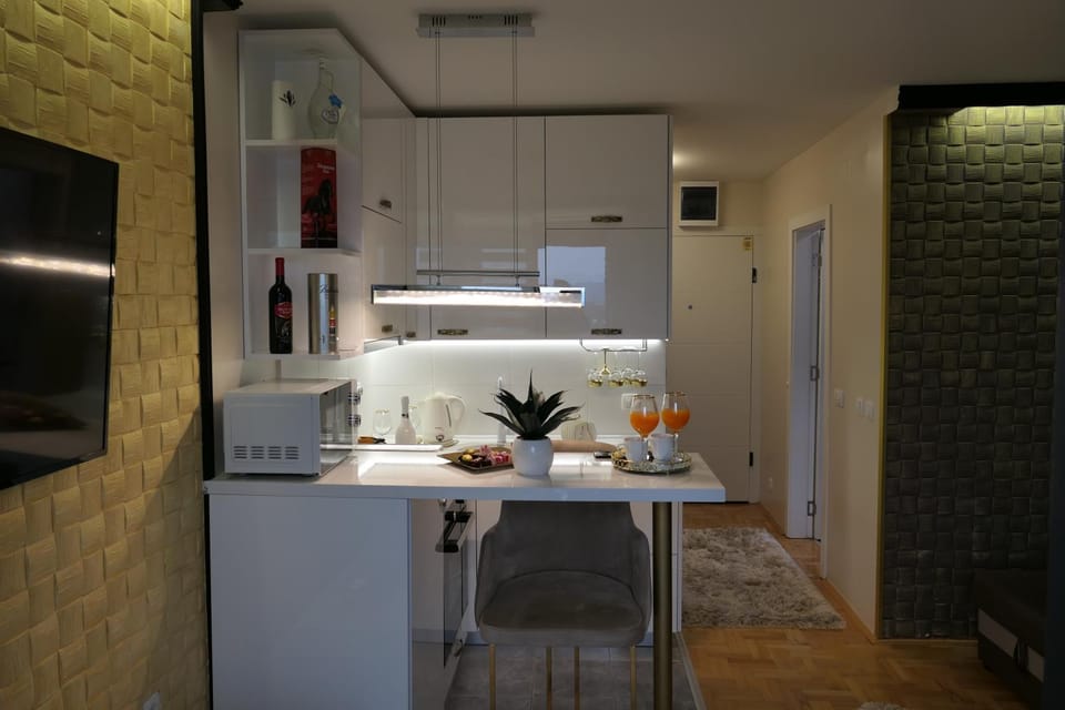 Kitchen or kitchenette, Dining area, minibar, pet friendly, stove