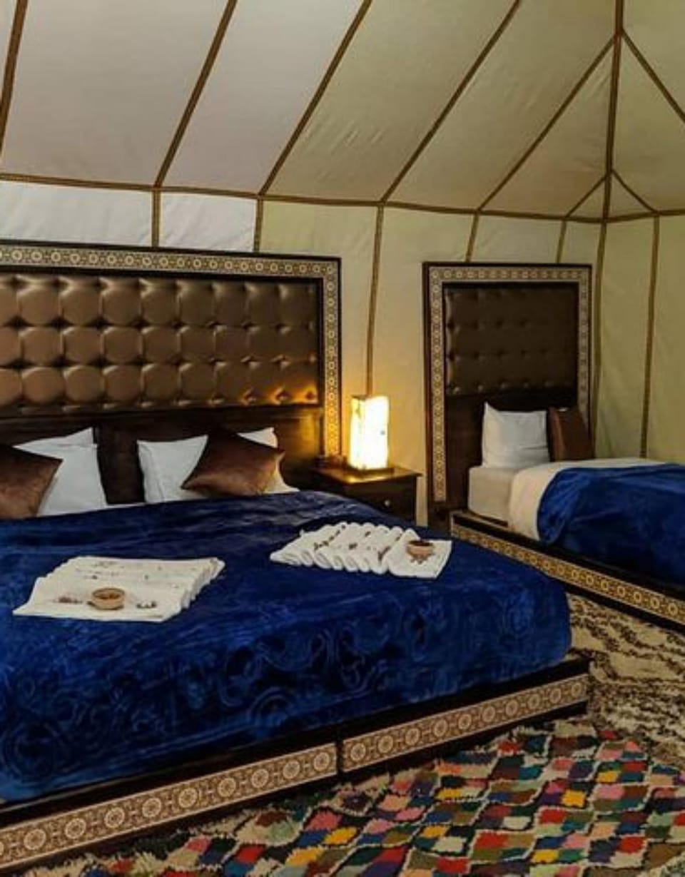 Shower, Toilet, Property building, Bed, Bathroom, View (from property/room), Photo of the whole room, Bedroom, room service, towels, VIP