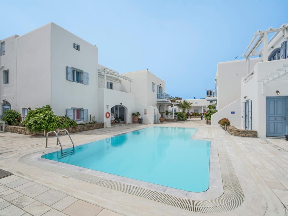 Property building, Day, Pool view, Swimming pool, Swimming pool, sunbed