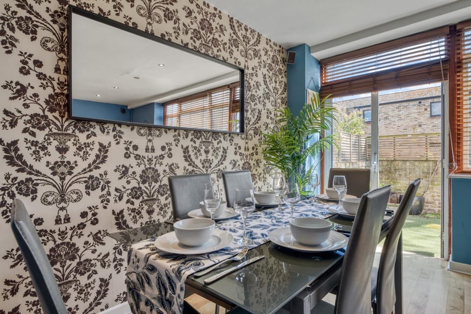 Lovely 3-Bed Clapham Common Apartment in London