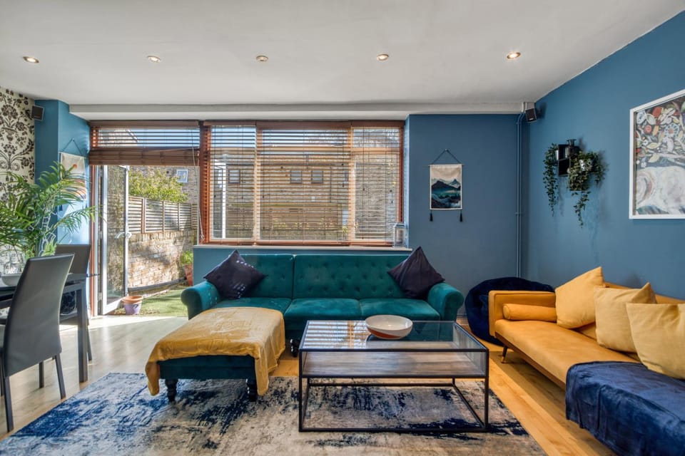 Lovely 3-Bed Clapham Common Apartment in London