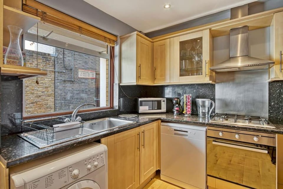 Lovely 3-Bed Clapham Common Apartment in London