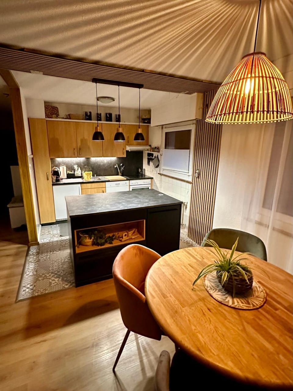 Kitchen or kitchenette, Dining area