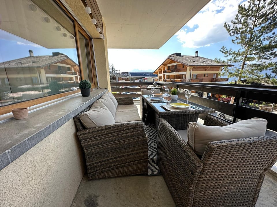 View (from property/room), Balcony/Terrace, Dining area