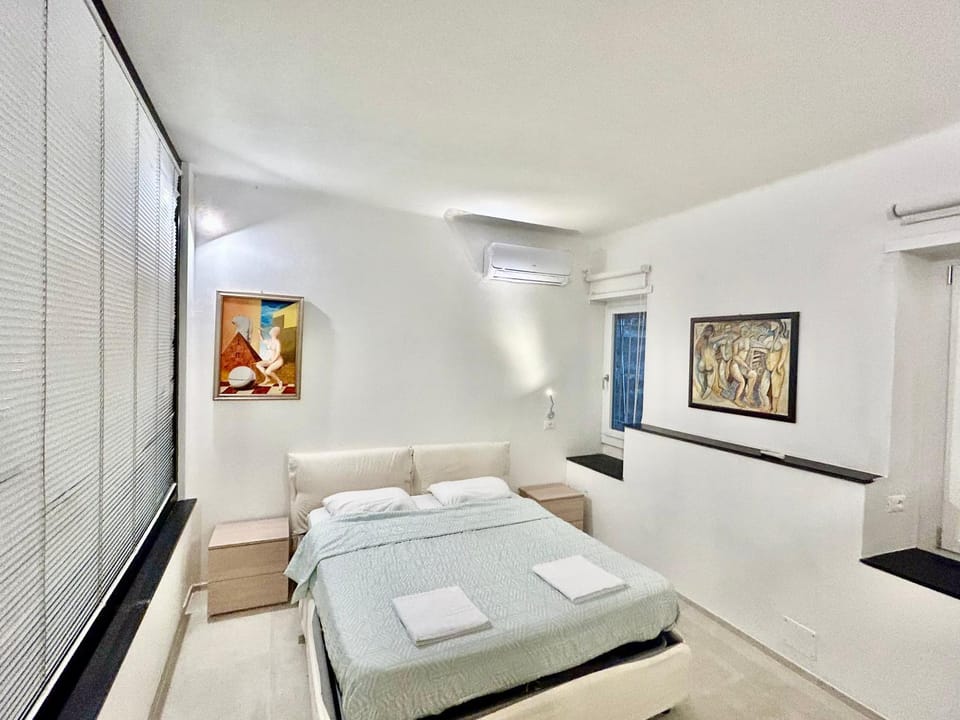 Photo of the whole room, Bedroom, air conditioner