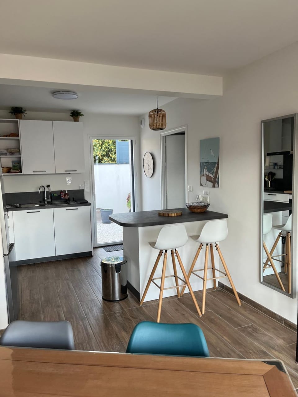 Kitchen or kitchenette, minibar