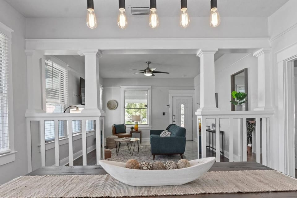 Sunny Days - Pet Friendly 3 BR Home with Heated Pool & Hot Tub House in Egypt Lake-Leto