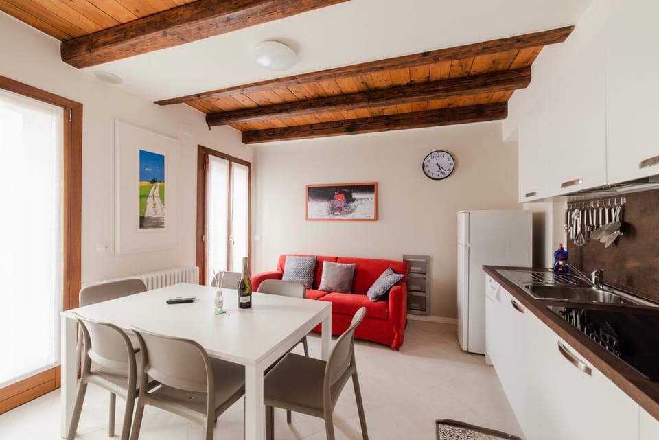 Kitchen or kitchenette, Seating area, Dining area