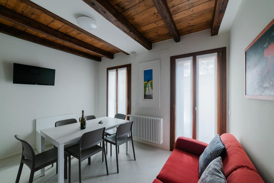 Seating area, Dining area
