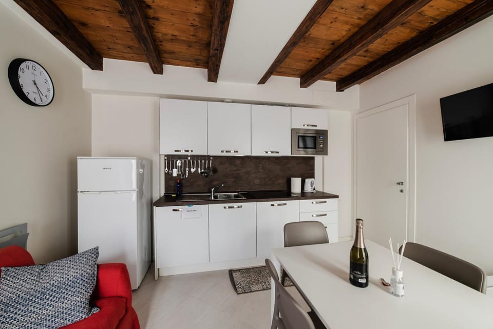 TV and multimedia, Coffee/tea facilities, Kitchen or kitchenette, Seating area, Dining area, minibar, stove
