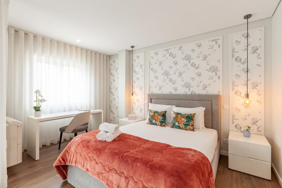 Bed, Photo of the whole room, Bedroom, hair dresser, towels
