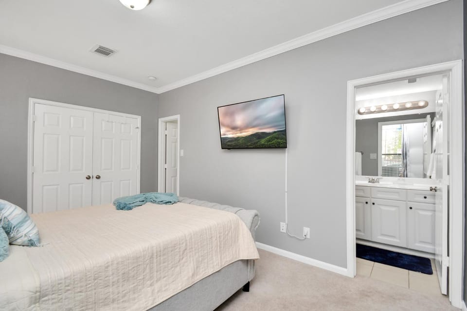 Bed, TV and multimedia, Bedroom