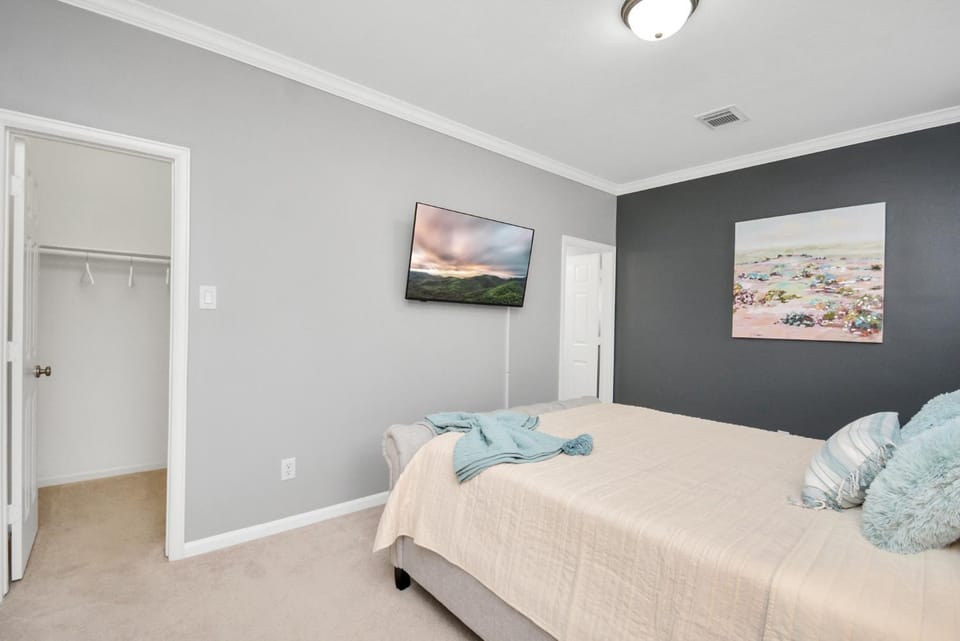 Bed, TV and multimedia, Photo of the whole room, Bedroom
