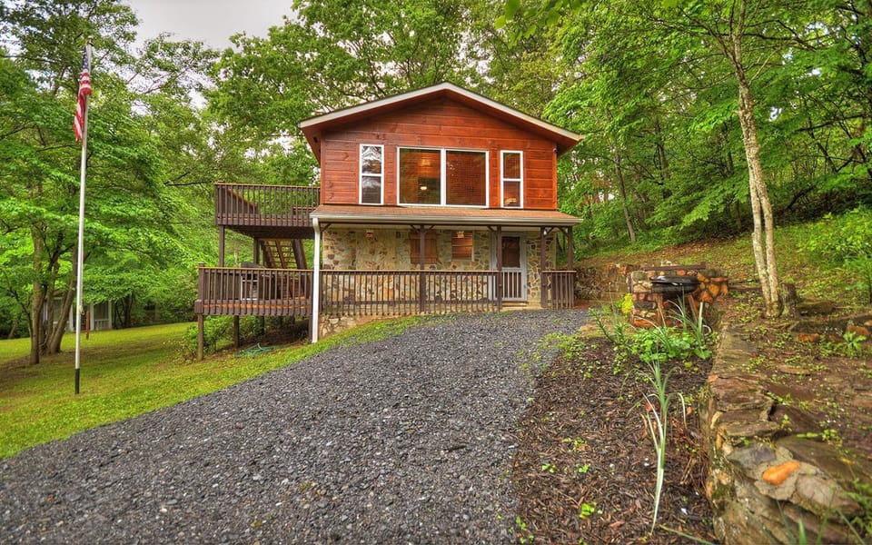 Knotty Creek Retreat - Creek Access, Outdoor Firepit + Hot Tub with Creek Views! House in Georgia