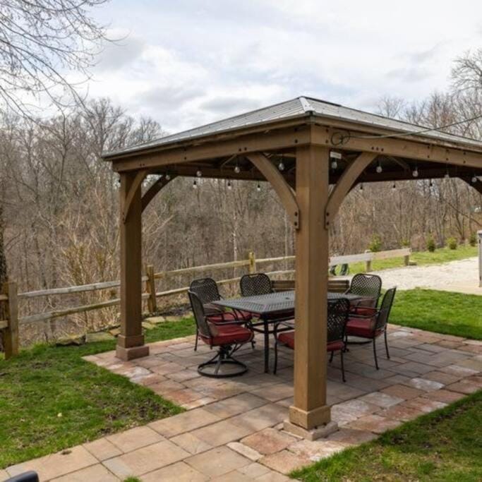 King & Queen Memory foam beds! 2-4c Georgetown Villas Apartment in Cleveland Heights