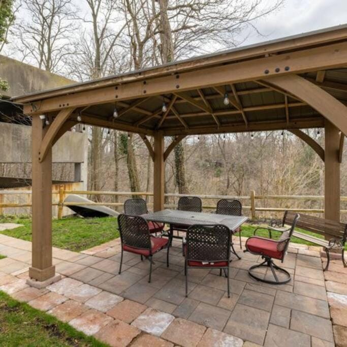 King & Queen Memory foam beds! 2-4c Georgetown Villas Apartment in Cleveland Heights