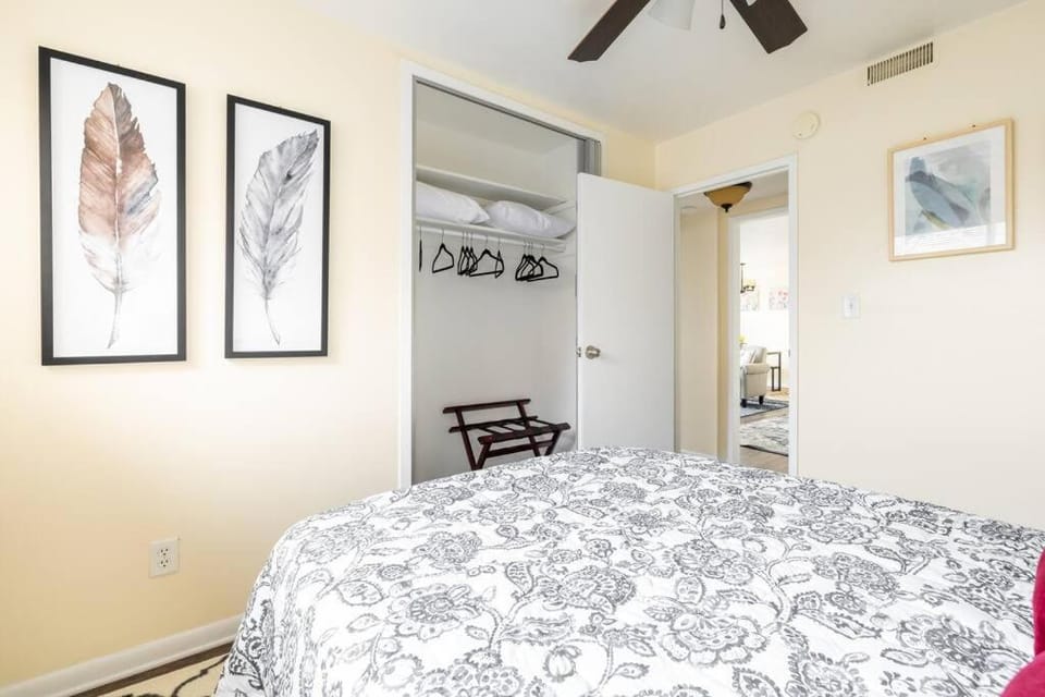 King & Queen Memory foam beds! 2-4c Georgetown Villas Apartment in Cleveland Heights