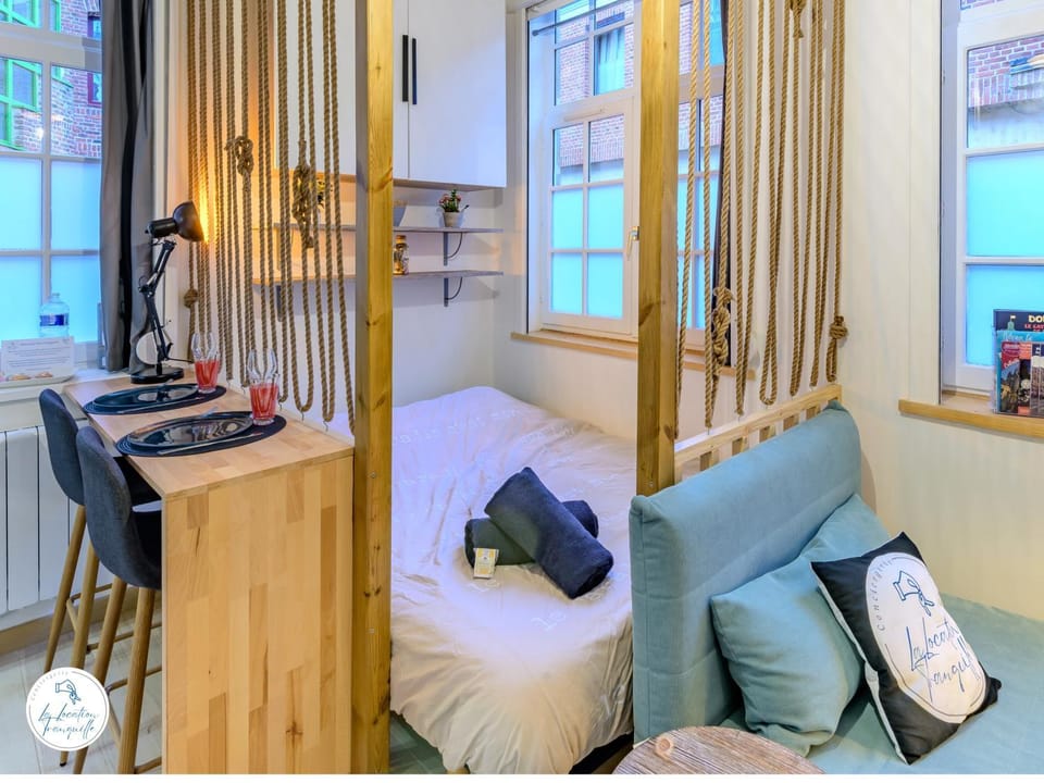 Bed, Seating area, Dining area, Bedroom, towels