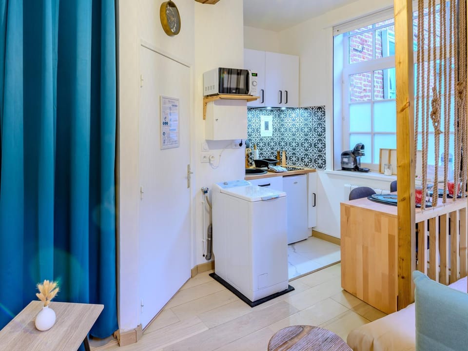 Coffee/tea facilities, Kitchen or kitchenette, microwave, stove, toaster, washing machine