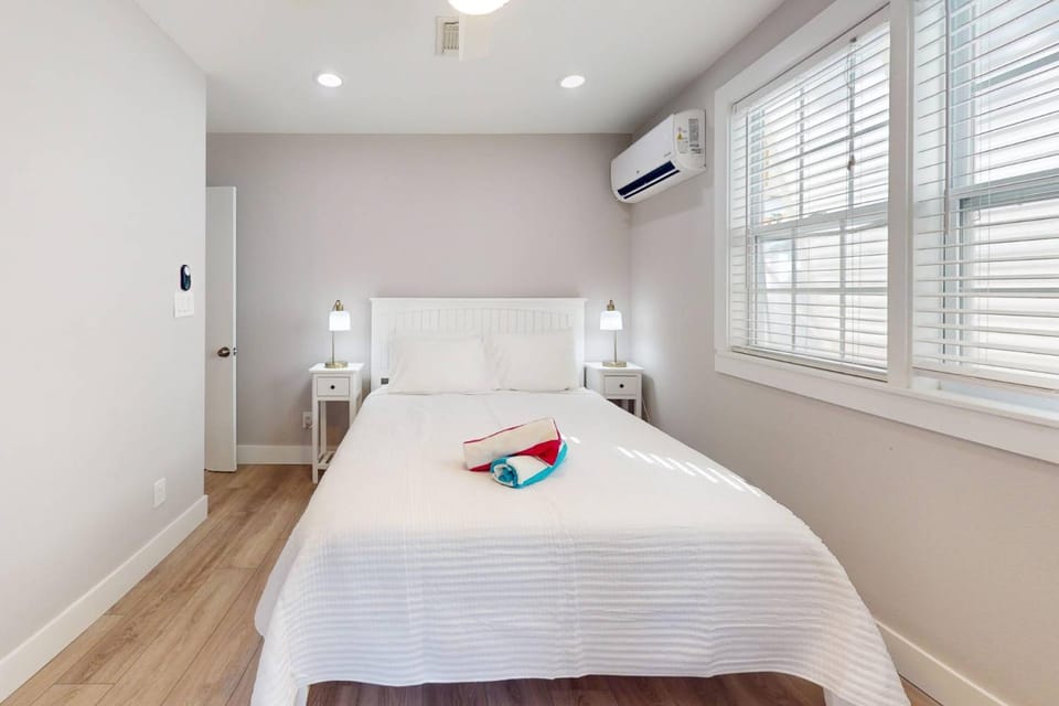 5 - Island Paradise Cottages - Sea Grape House in Madeira Beach