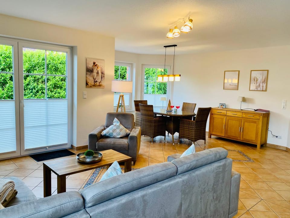 Living room, Seating area, Dining area