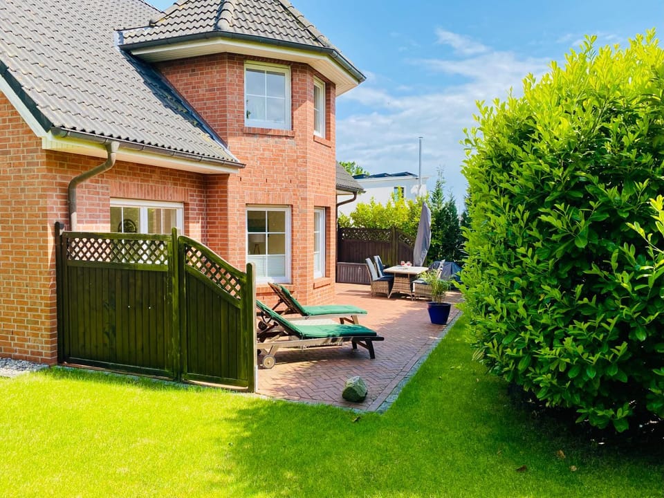Property building, Garden, Garden view, sunbed