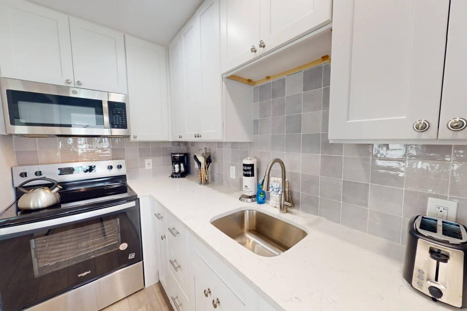 8 - Island Paradise Cottages - Tropic Sun House in Madeira Beach