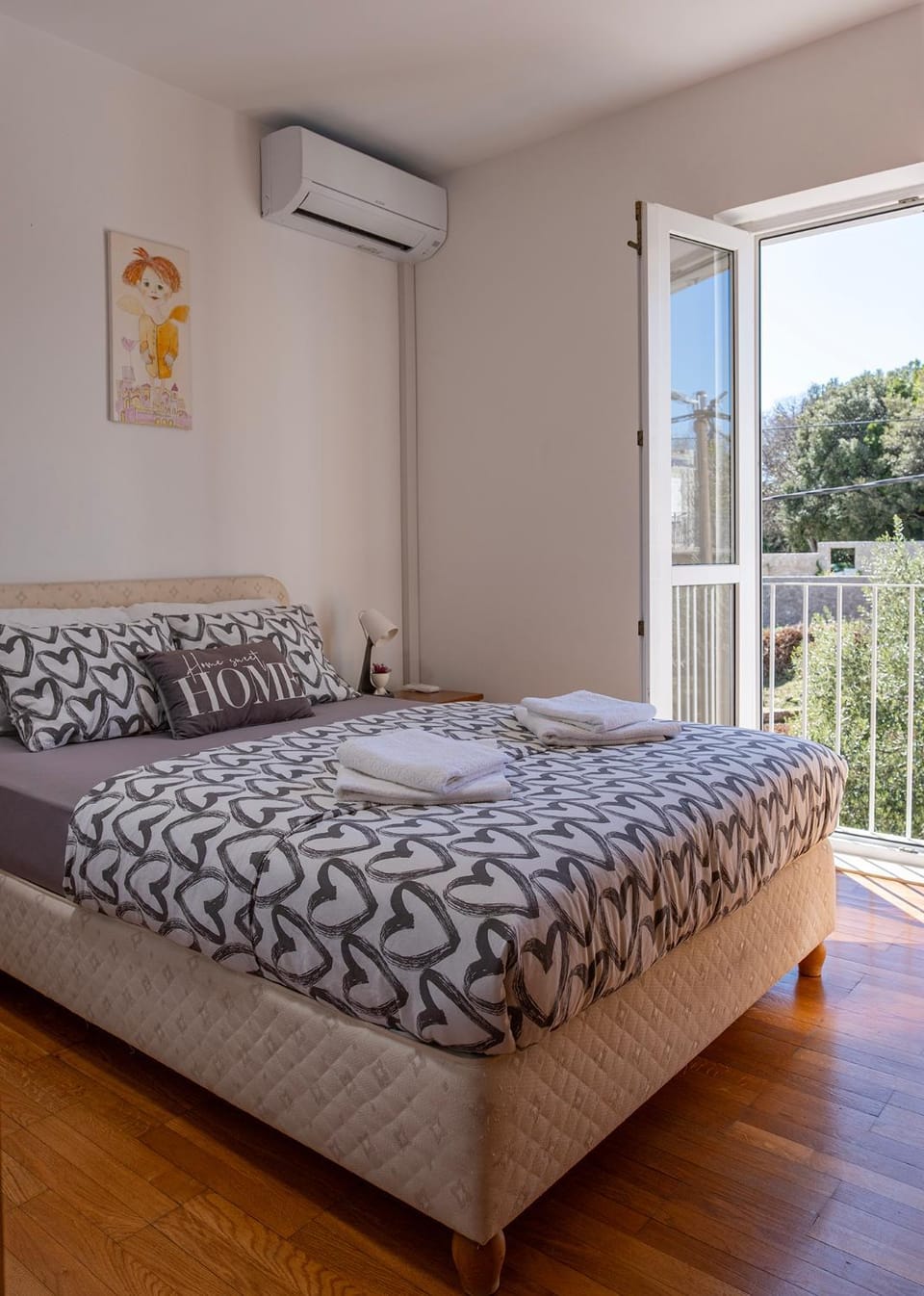 Photo of the whole room, Bedroom, towels, air conditioner