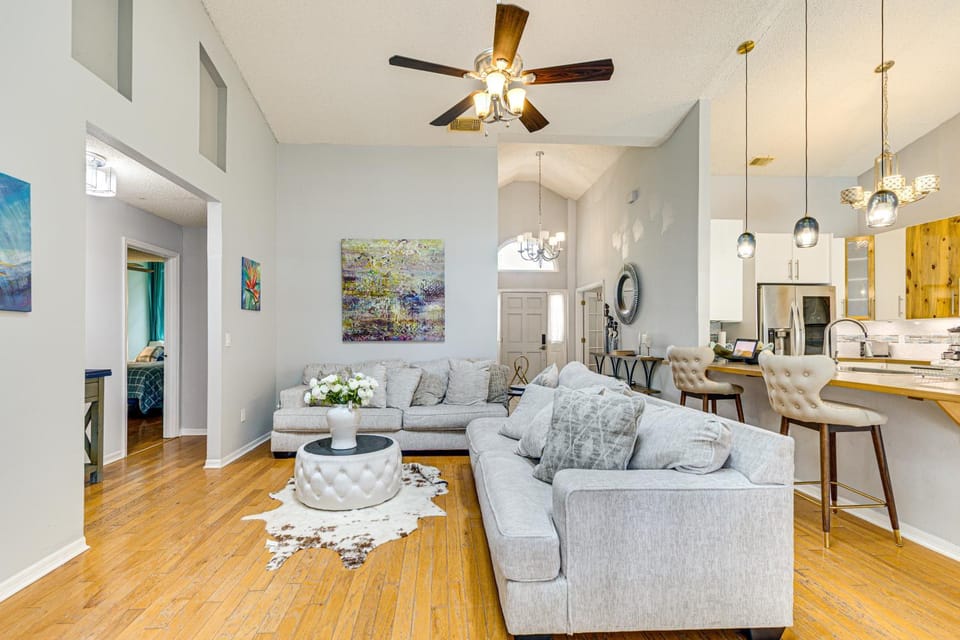 5 Mi to Lake Eola Park: Orlando Home w/ Pool! House in Orlando