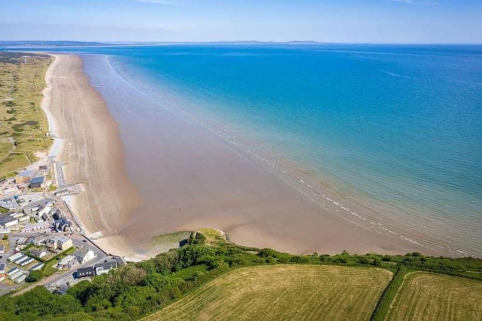 Pendine Sands Edith Villas - a luxury seaside home with beautiful sea views Villa in Wales