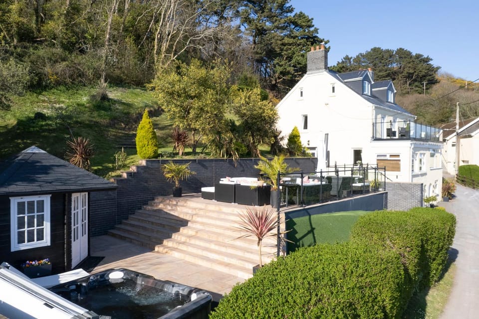 Pendine Sands Edith Villas - a luxury seaside home with beautiful sea views Villa in Wales