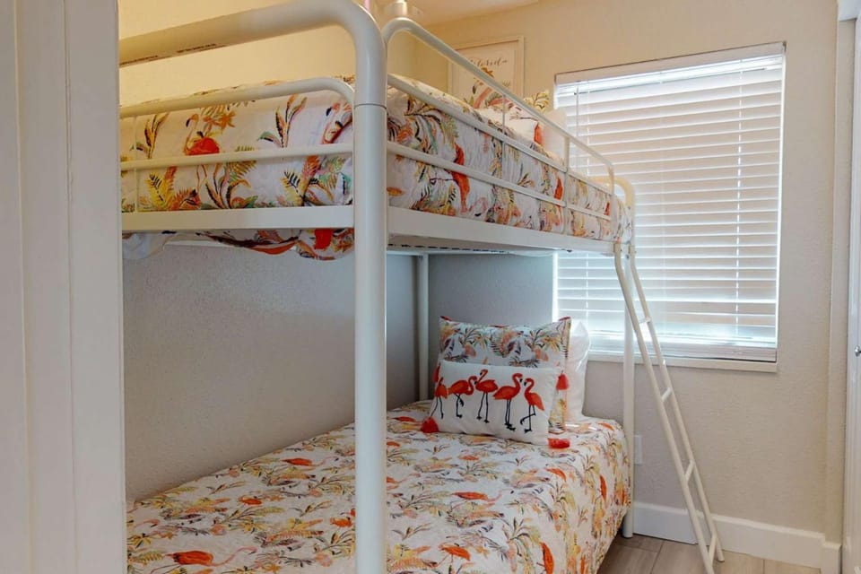 4 - Island Paradise Cottages - Skyview Villa House in Madeira Beach