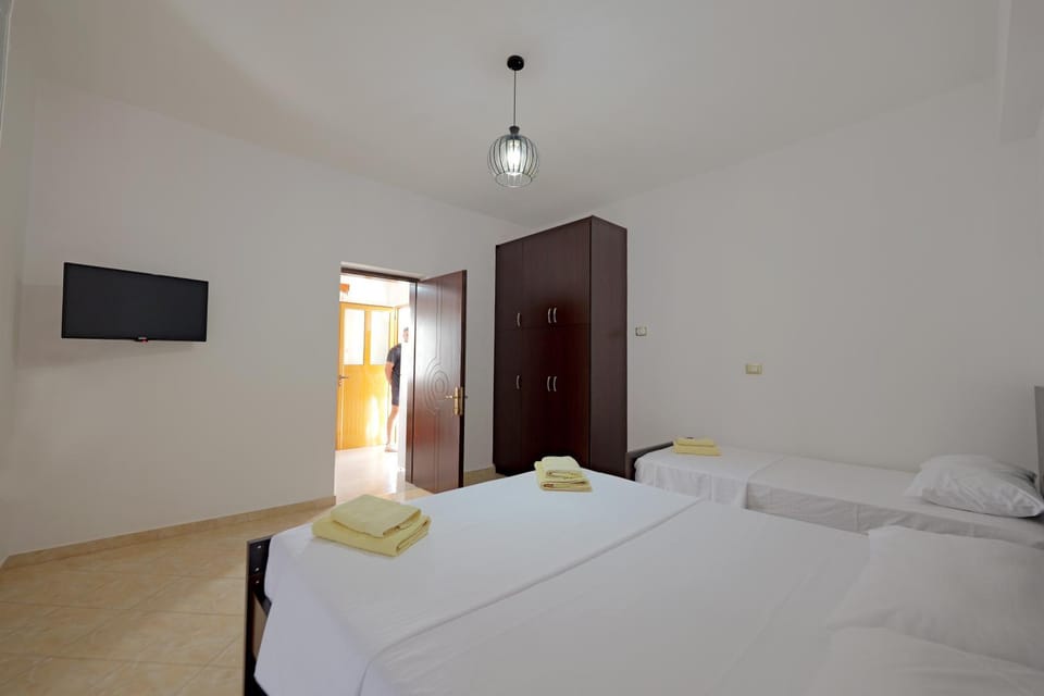 Bed, TV and multimedia, Photo of the whole room, Bedroom, towels, wardrobe