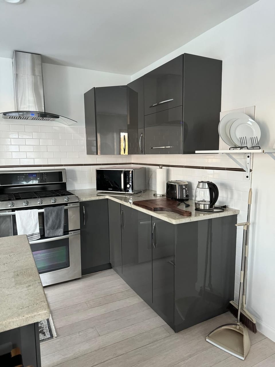 One bedroom with modern kitchen, balcony with water view Apartment in Stamford