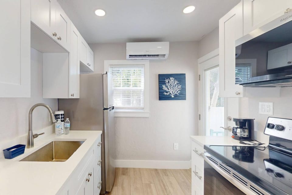 2 - Island Paradise Cottages - Sea Breeze House in Madeira Beach