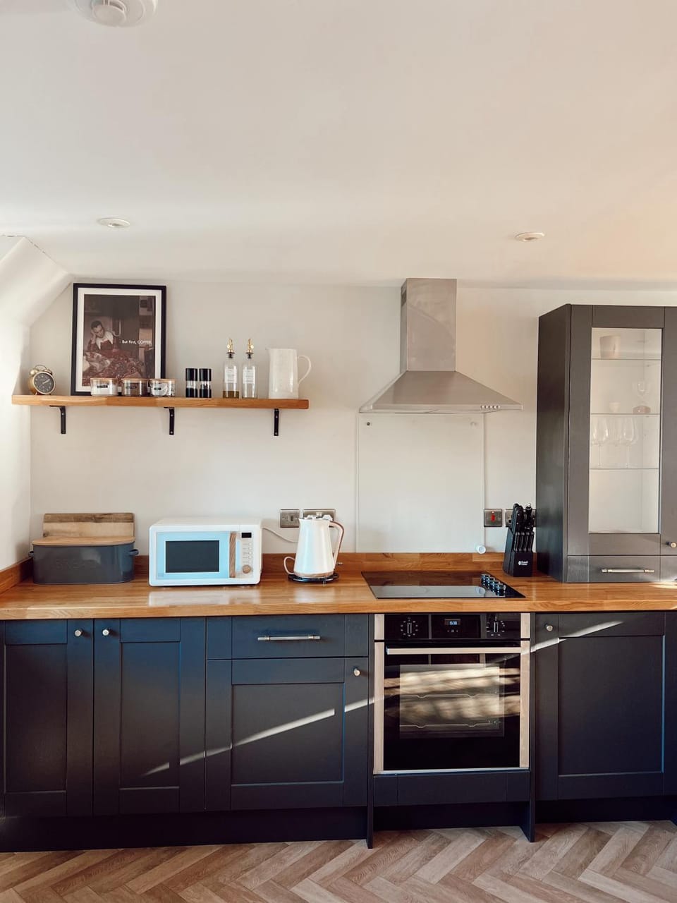 Coffee/tea facilities, Kitchen or kitchenette, oven, stove, toaster