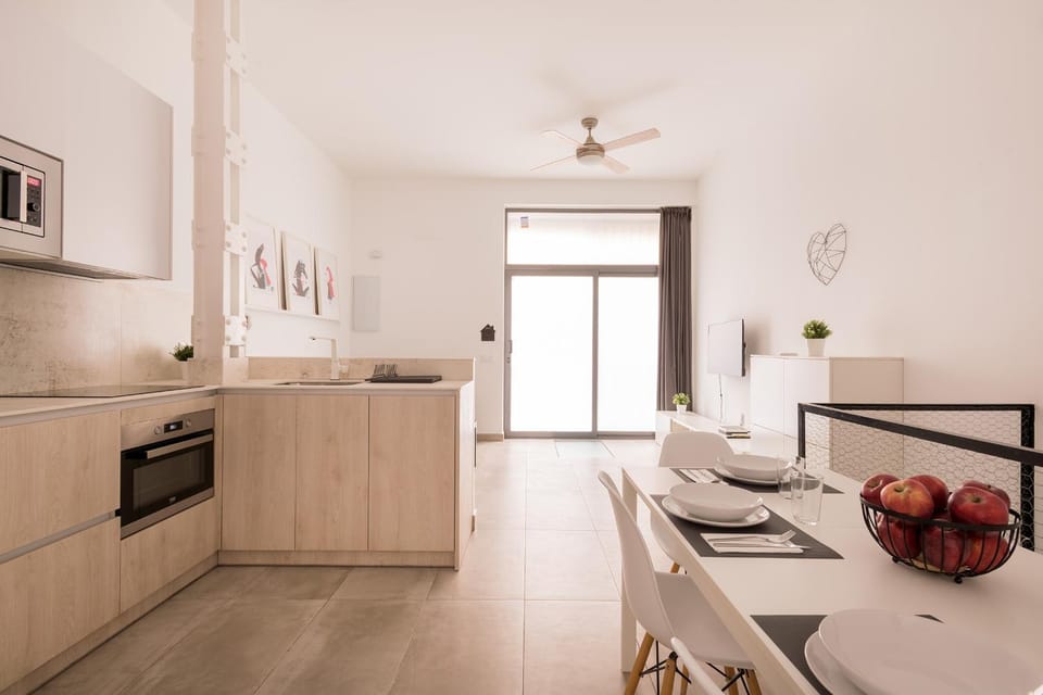 Photo of the whole room, Dining area, kitchen