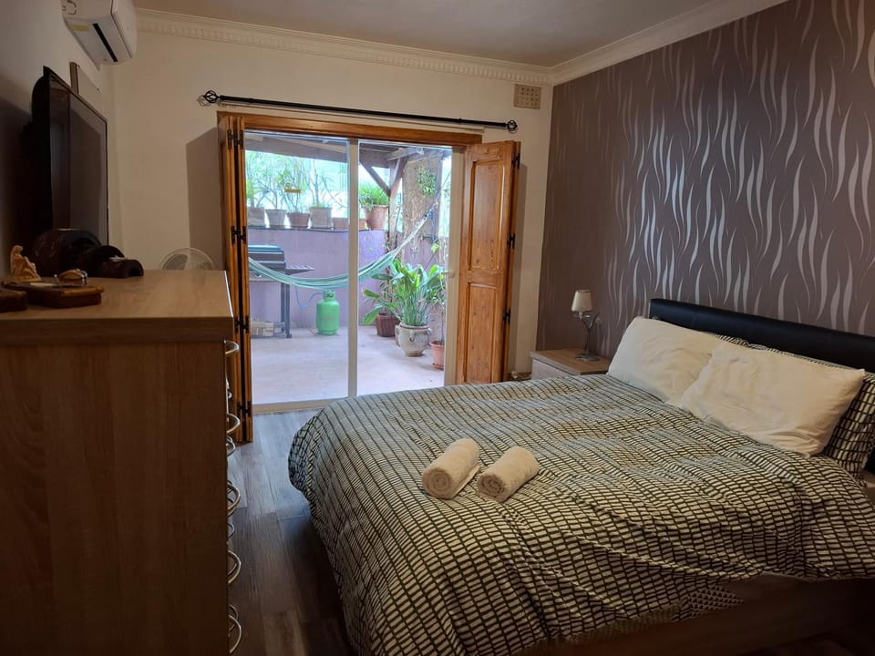 TV and multimedia, Photo of the whole room, Bedroom, towels