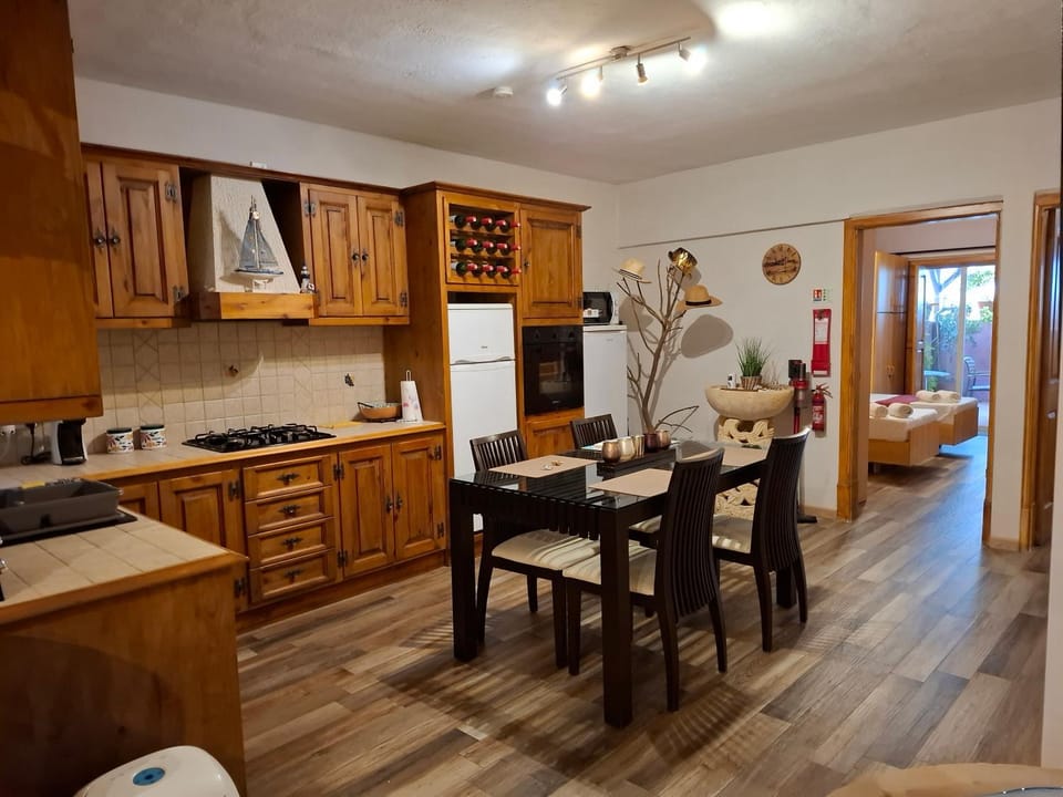 Kitchen or kitchenette, Dining area, oven, stove