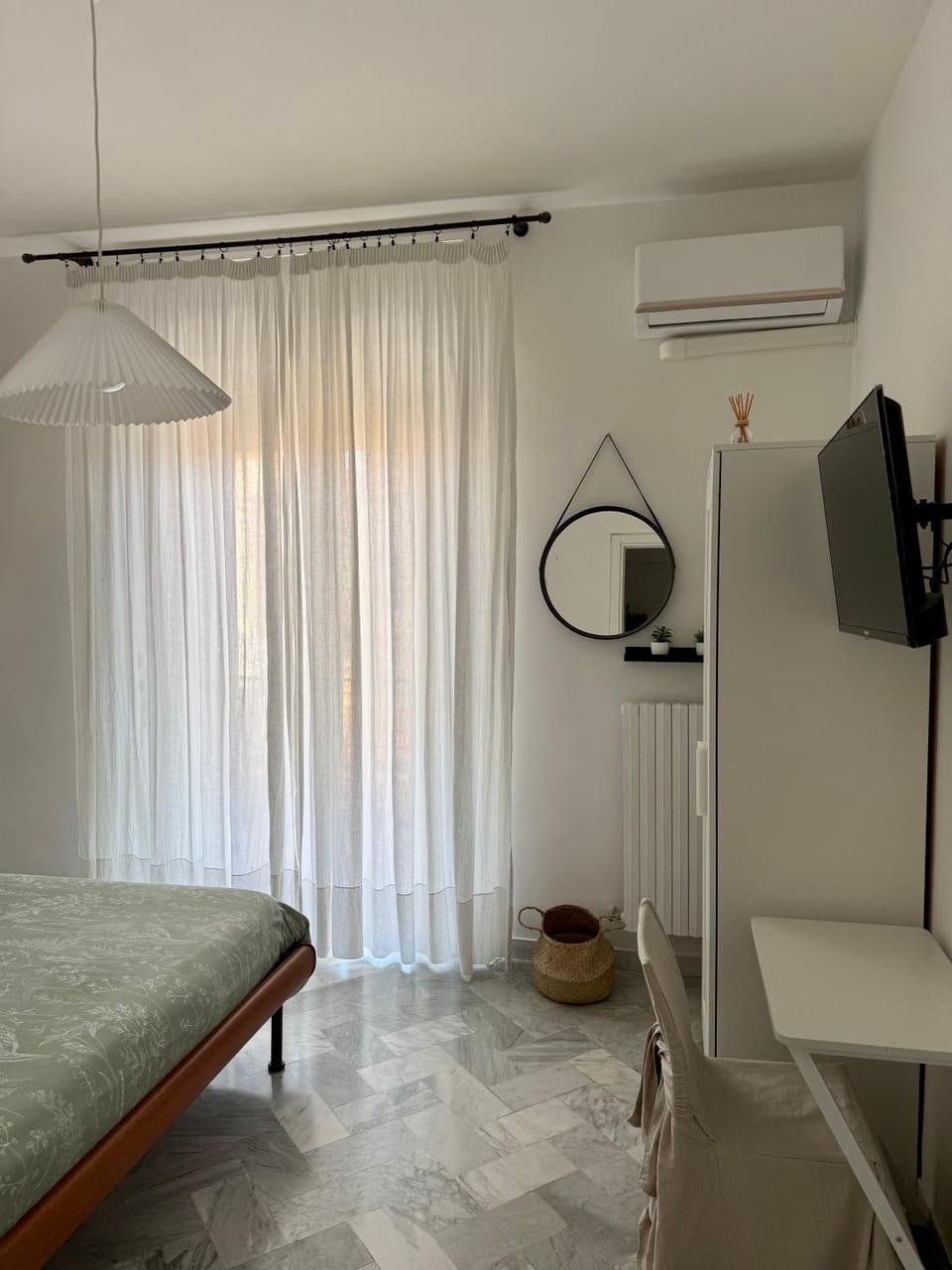 TV and multimedia, Photo of the whole room, Bedroom, air conditioner