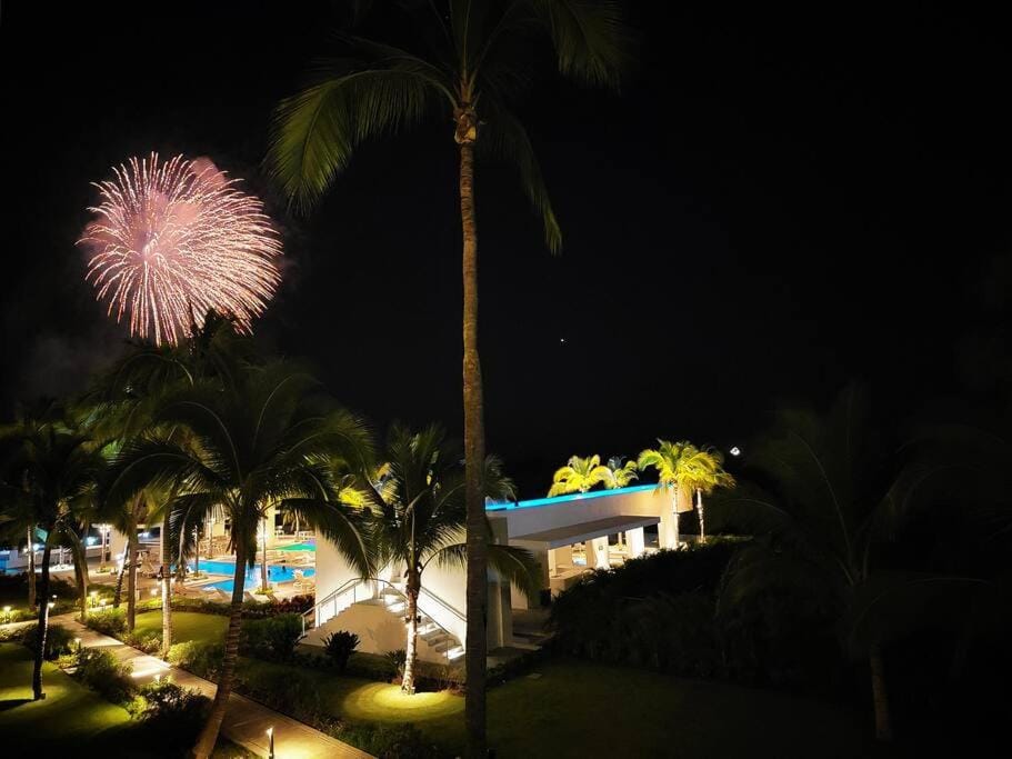 Large Beach Front 2bed/2bath Condo: Save $50+/nt! Apartment in Puerto Vallarta