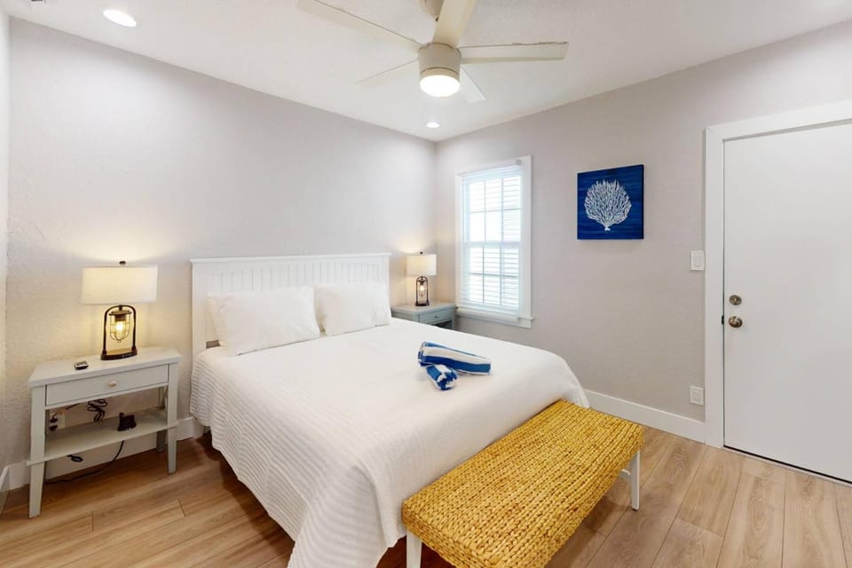 7 - Island Paradise Cottages - Sandy Shores House in Madeira Beach
