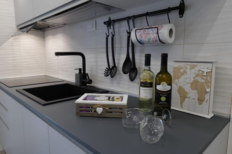 Kitchen or kitchenette, Drinks, Alcoholic drinks, stove