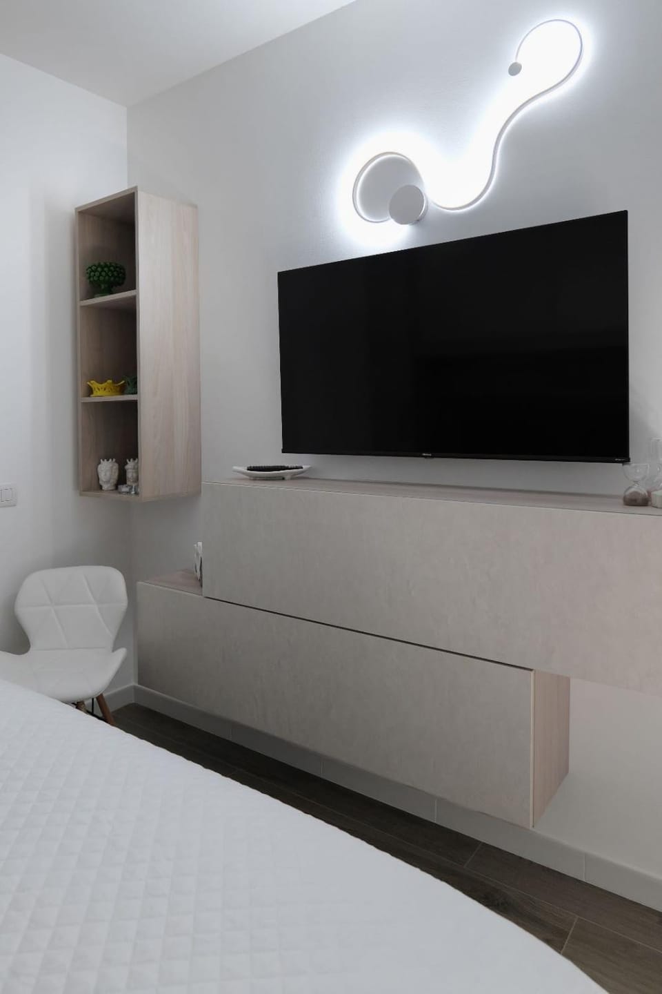 Bed, TV and multimedia, Bedroom