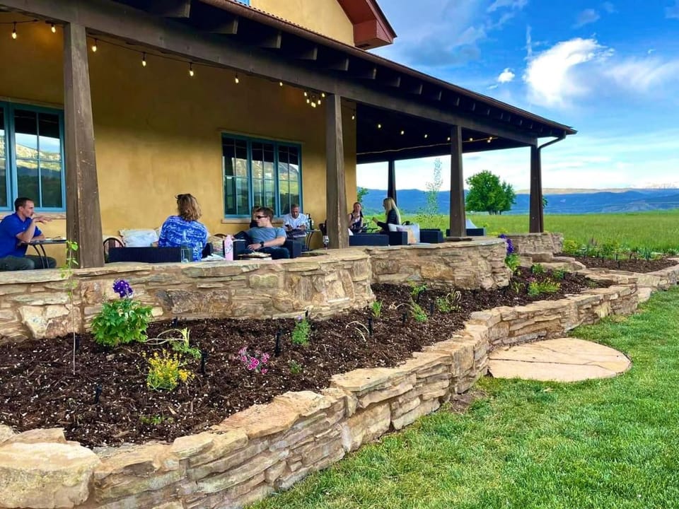 Property building, Restaurant/places to eat, Food and drinks, Dining area, Food, Mountain view