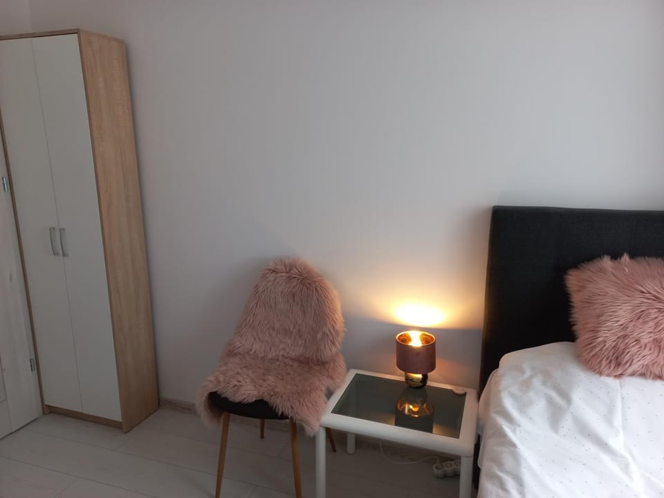 Bed, Living room, Photo of the whole room, Bedroom, hair dresser, wardrobe