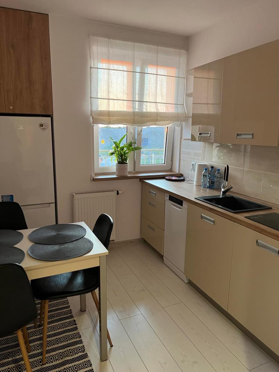 Coffee/tea facilities, Kitchen or kitchenette, Dining area, dishwasher