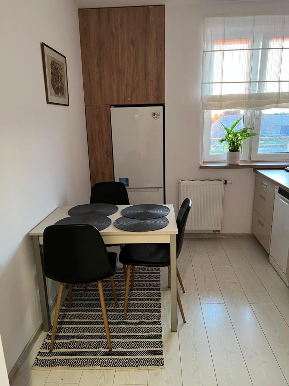 Kitchen or kitchenette, Dining area