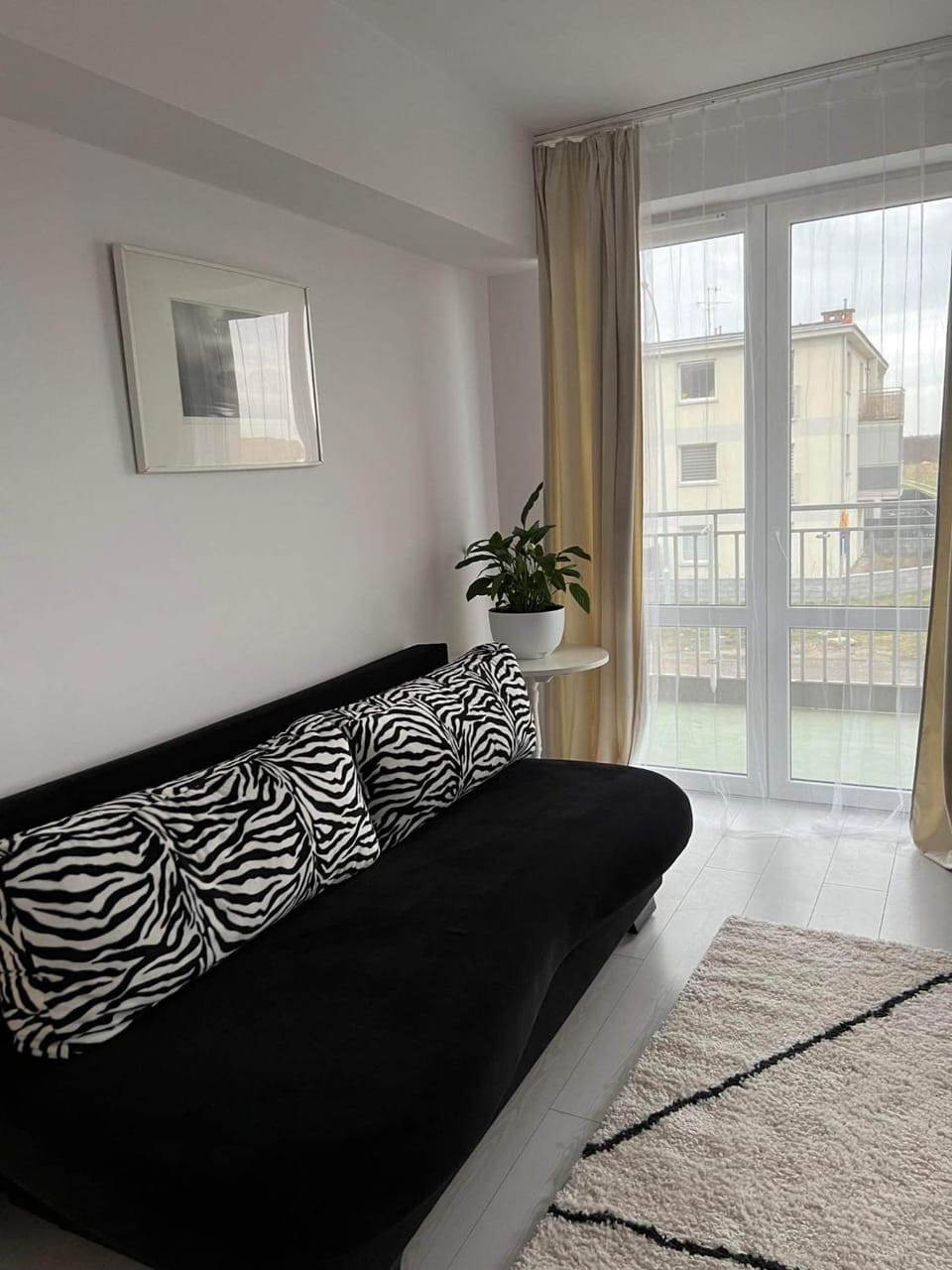 Bed, Living room, Photo of the whole room, Seating area