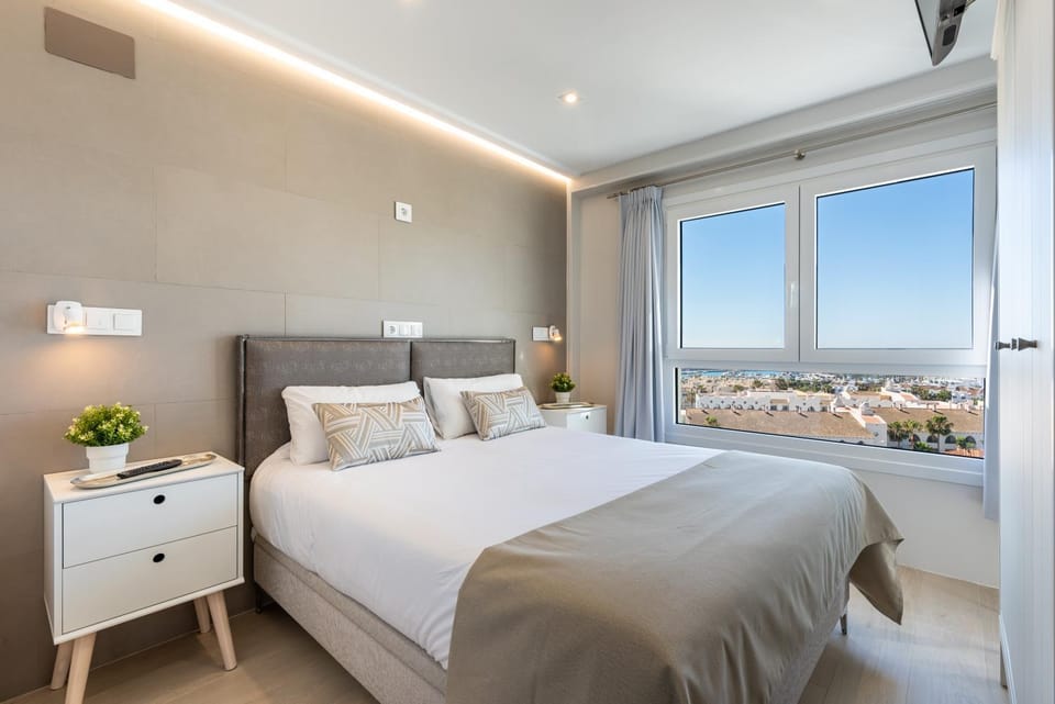 Bed, Photo of the whole room, Bedroom, City view